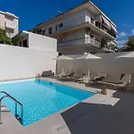 Hotel Selected *
